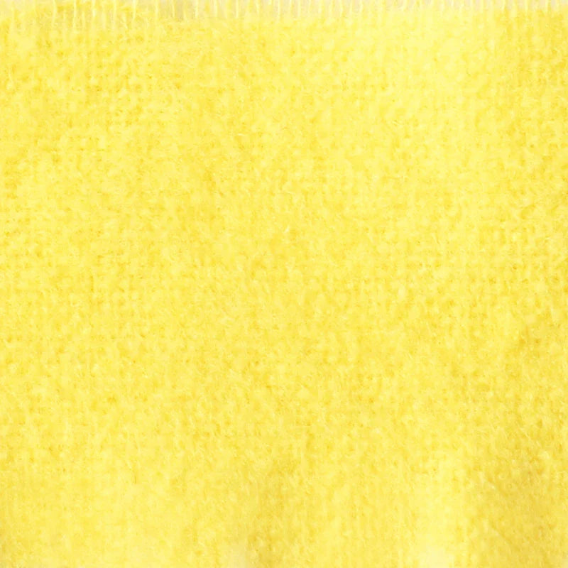Gros plan sur la Flanelle de coton uni au mètre de Longon Craft France, un tissu super doux, prêt pour l'automne, avec des fibres visibles et une ligne subtile sur le bord supérieur, parfait pour les câlins douillets.