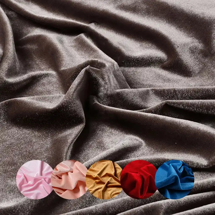 Gros plan sur le drapé de Longan Craft France Tissu velours uni au mètre, avec cinq échantillons de tissu en dessous montrant ce luxueux velours d'ameublement de 165 cm de large en rose, rose clair, or, rouge et bleu.