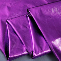Découvrez de près le tissu lamé stretch au mètre Longan Craft France en polyester brillant, idéal pour la couture, les loisirs créatifs ou la tapisserie-parfait pour des costumes de scène précieux.