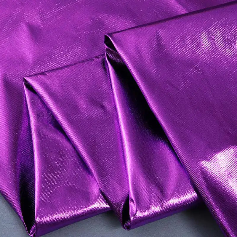 Découvrez de près le tissu lamé stretch au mètre Longan Craft France en polyester brillant, idéal pour la couture, les loisirs créatifs ou la tapisserie-parfait pour des costumes de scène précieux.