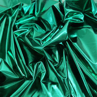 Le tissu lamé stretch au mètre de Longan Craft France, en polyester brillant, offre un bel effet froissé vert métallisé, idéal pour la couture, les loisirs créatifs ou la tapisserie et parfait pour des costumes de scène précieux.