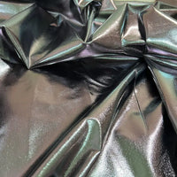 Gros plan sur le tissu lamé stretch au mètre de Longan Craft France, un tissu polyester brillant parfait pour couture, loisirs créatifs et tapisserie, avec surface réfléchissante et plis visibles.