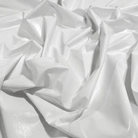 Un gros plan du Tissu lamé blanc brillant stretch au mètre de Longan Craft France montre des plis proéminents qui reflètent la lumière - idéal pour la couture, les loisirs créatifs et la tapisserie d'ameublement.