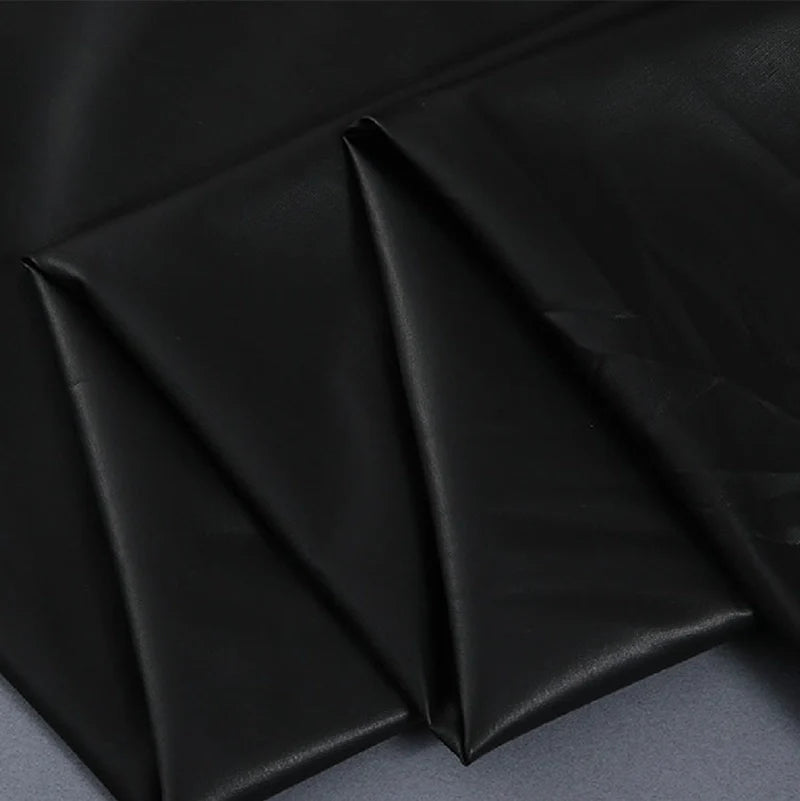 Un gros plan du Tissu lamé stretch au mètre de Longan Craft France montre sa surface lisse et brillante et ses plis nets. Il est idéal pour la couture, les loisirs créatifs, la tapisserie ou la création de costumes de scène souples et de vêtements de sport.