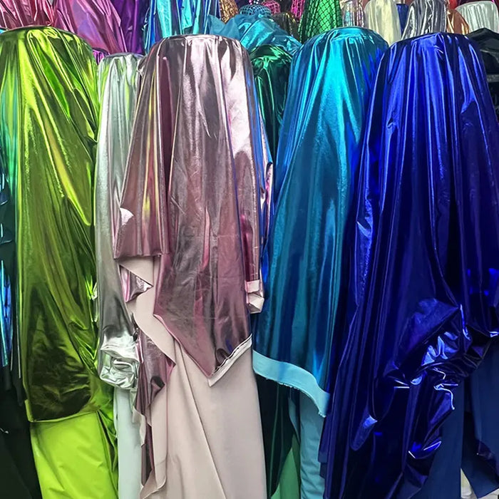 Le tissu lamé stretch au mètre-en polyester brillant de Longan Craft France est idéal pour la couture, les loisirs créatifs ou la tapisserie. Disponible en plusieurs couleurs éclatantes, parfait pour des créations stylées !.