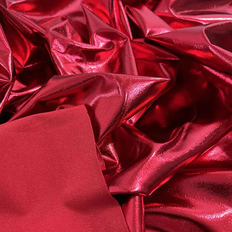 Gros plan sur le Tissu lamé stretch au mètre brillant et froissé de Longan Craft France, montrant sa surface réfléchissante en polyester à côté d'une pièce plus lisse - idéale pour la couture, les loisirs créatifs, la tapisserie ou les vêtements de scène.