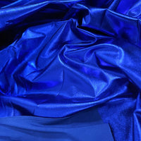 Gros plan sur un tissu lamé stretch au mètre bleu royal brillant et froissé de Longan Craft France, un tissu brillant en polyester idéal pour la couture, le bricolage et l'ameublement, montrant des plis réfléchissant la lumière et une texture luxueuse.