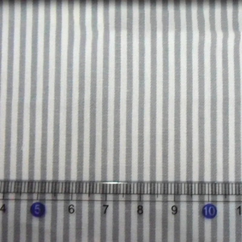 L'image présente le "Tissu en popeline de coton rayé au mètre" de Longan Craft France - un tissu popeline à rayures doux, 100 % coton (40S) pour les chemises, les robes ou les nappes. Une règle transparente avec des repères bleus (4-11 cm) se trouve horizontalement dans le bas de l'image.