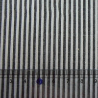 Une règle claire mesurant de 3 à 10 cm est posée sur la popeline rayée 100% coton de Longan Craft France, vendue au mètre - idéale pour les chemises, les robes et les nappes.