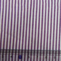 Gros plan sur le "Tissu en popeline de coton rayé au mètre" de Longan Craft France, montrant des rayures violettes et blanches teintes en fil, avec une règle en centimètres (3-8) en bas pour l'échelle. 100% coton - idéal pour les chemises, les robes et les nappes.