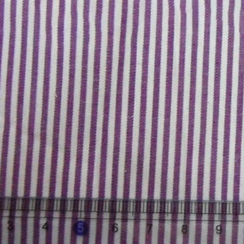 Gros plan sur le "Tissu en popeline de coton rayé au mètre" de Longan Craft France, montrant des rayures violettes et blanches teintes en fil, avec une règle en centimètres (3-8) en bas pour l'échelle. 100% coton - idéal pour les chemises, les robes et les nappes.