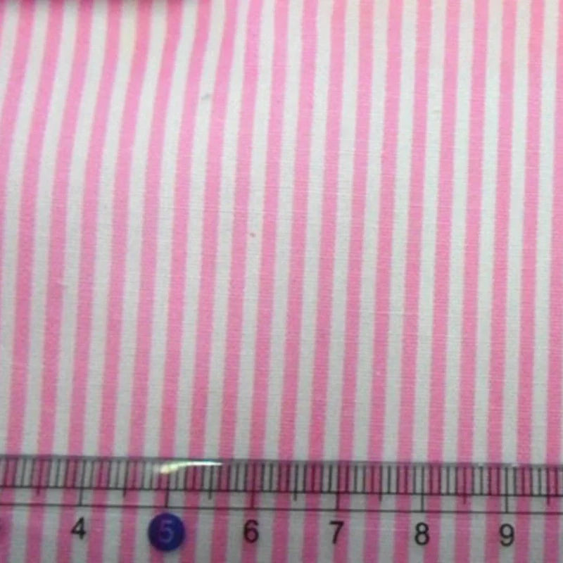Gros plan sur le "Tissu en popeline de coton rayé au mètre" de Longan Craft France avec des rayures roses et blanches 40S, montrant une règle en plastique (3-10 cm) en bas. Popeline 100% coton, idéale pour chemises, robes et nappes.