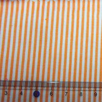 Un gros plan du Tissu en popeline de coton rayé au mètre de Longan Craft France montre des rayures verticales orange et blanches (d'une largeur d'environ 3 mm) sur une popeline 100 % coton, idéale pour les chemises, les robes et les nappes.
