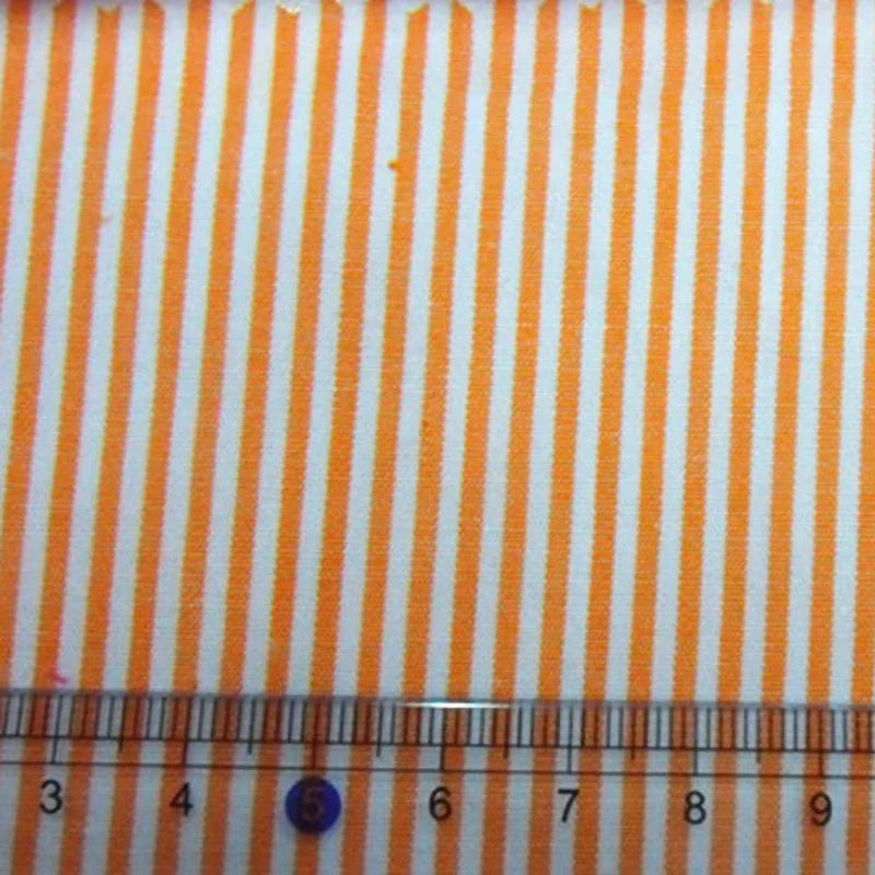 Un gros plan du Tissu en popeline de coton rayé au mètre de Longan Craft France montre des rayures verticales orange et blanches (d'une largeur d'environ 3 mm) sur une popeline 100 % coton, idéale pour les chemises, les robes et les nappes.