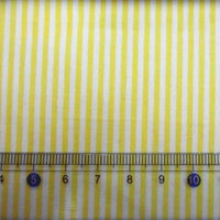 Gros plan sur les rayures jaunes et blanches du Tissu en popeline de coton rayé au mètre de Longan Craft France, avec une règle en dessous indiquant 5 à 10 cm, idéal pour les chemises, les robes et les nappes.