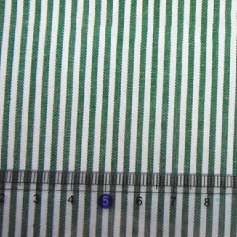 Gros plan sur la popeline rayée 100% coton teintée au fil de Longan Craft France, avec une règle en bas mesurant 2-8 cm, idéale pour les chemises, les robes et les nappes.