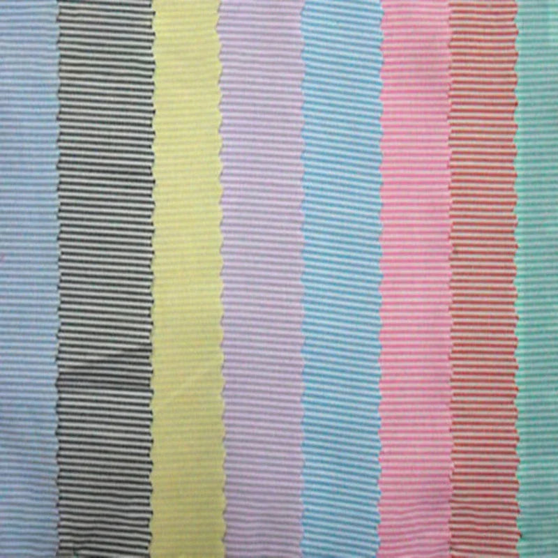 Sept bandes verticales de Popeline tissée unie rayée au mètre par Longan Craft France, en noir, gris, jaune, lavande, bleu, rose et vert menthe avec des rayures blanches et des bords rosés. Tissu de coton léger idéal pour les chemises, les robes et les nappes.