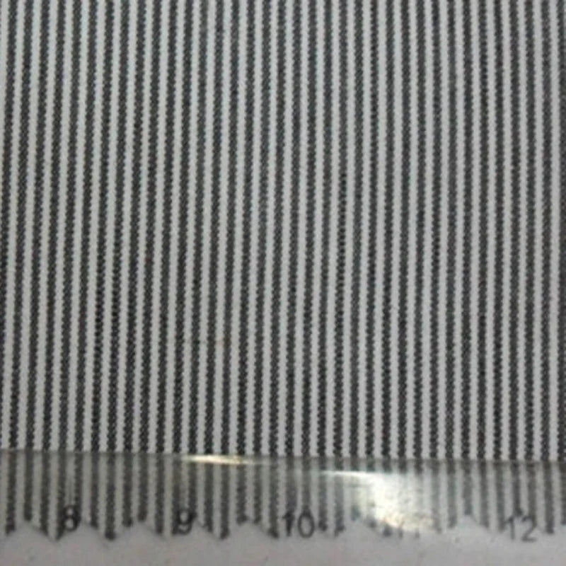 Gros plan sur la Popeline tissée unie rayée au mètre de Longan Craft France : black and white coton popeline à fines rayures verticales, texture douce et légère. Règle en centimètres visible-idéal pour chemises, robes ou nappes.