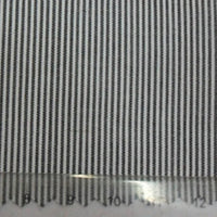 Gros plan sur la Popeline tissée unie rayée au mètre de Longan Craft France : black and white coton popeline à fines rayures verticales, texture douce et légère. Règle en centimètres visible-idéal pour chemises, robes ou nappes.