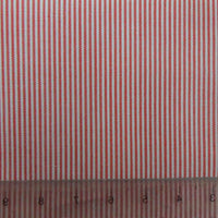 La popeline tissée unie rayée de Longan Craft France, en coton léger à rayures rouges et blanches, est parfaite pour chemises, robes et nappes. Une règle transparente posée au bord montre les mesures en centimètres.