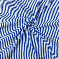 Le Seersucker rayé au mètre bleu et blanc de Longan Craft France est froncé et torsadé au centre, créant un motif en spirale avec une texture et des plis visibles - parfait pour l'été avec son mélange de polyester et de coton.