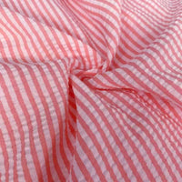 Découvrez le Seersucker rayé au mètre de Longan Craft France, un seersucker rayé polyester-coton à la texture légère et froissée, idéal pour les créations estivales. Un tissu léger été parfait pour vos projets !.