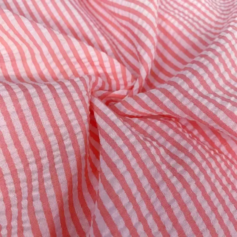 Découvrez le Seersucker rayé au mètre de Longan Craft France, un seersucker rayé polyester-coton à la texture légère et froissée, idéal pour les créations estivales. Un tissu léger été parfait pour vos projets !.