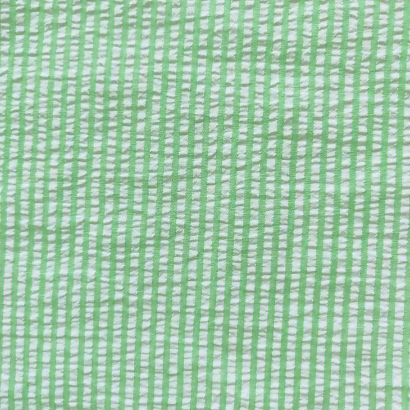 Un gros plan de Seersucker rayé au mètre de Longan Craft France montre un tissu doux et fibreux en polyester-coton avec des rayures verticales et horizontales vert clair formant un quadrillage - idéal tissu seersucker léger pour l'été.