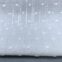 Un gros plan du Voile plumetis au mètre de Longan Craft France montre un voile de coton blanc suisse à pois avec des rayures verticales transparentes et des points en relief, drapé à plat - parfait pour la décoration intérieure, la couture et les loisirs créatifs.