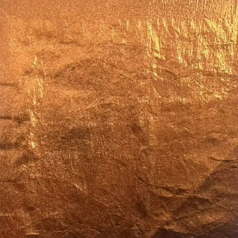 Gros plan sur le Tissu lamé métallisé froissé au mètre de Longan Craft France, montrant un tissu métallique doré avec des plis et des rides pour un aspect réfléchissant et texturé, idéal pour la couture et l'artisanat créatif.