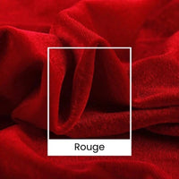Gros plan sur Tissu velours uni au mètre de Longan Craft France, un luxueux tissu rouge (largeur 165 cm), avec un rectangle blanc soulignant une section et le mot "Rouge" sur une étiquette blanche en dessous.