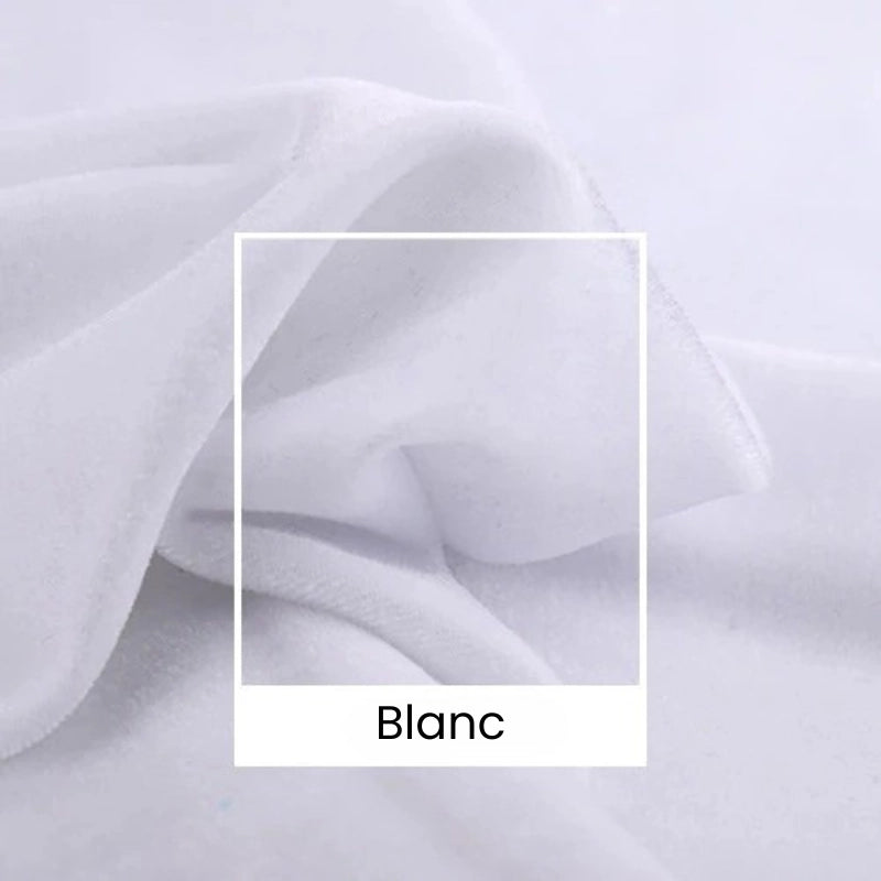Gros plan sur le Tissu velours uni au mètre de Longan Craft France, un tissu velours blanc doux et luxueux (165 cm de large) destiné à l'habillement et aux projets créatifs. Des plis subtils apparaissent à l'intérieur d'un carré portant l'inscription "Blanc".