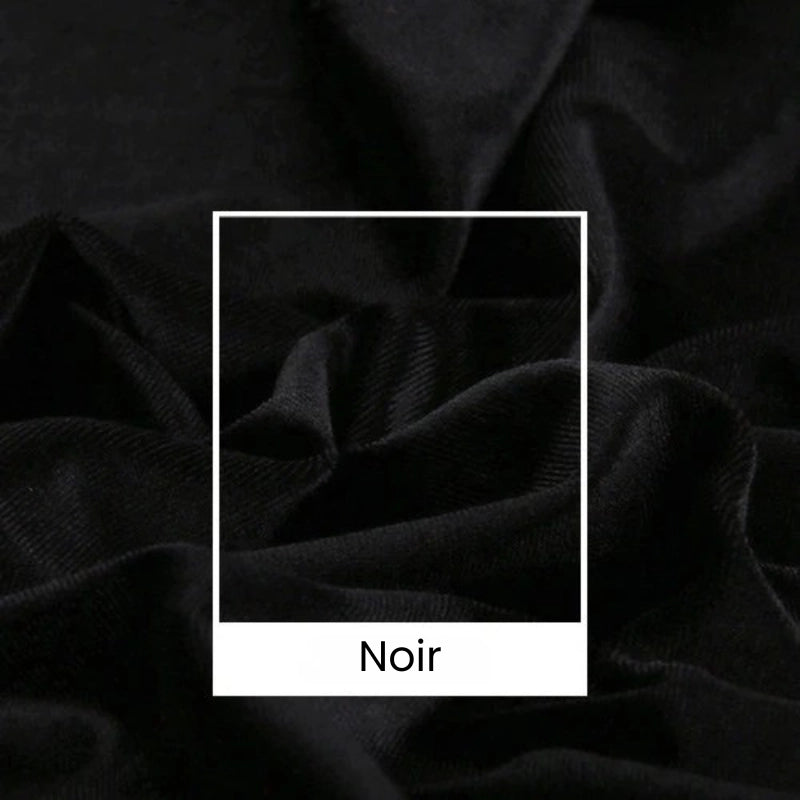 Gros plan sur le velours noir uni au mètre de Longan Craft France, avec des plis visibles et un cadre blanc carré portant la mention "Noir". Ce tissu d'ameublement (165 cm) se distingue par sa texture luxueuse et sa brillance subtile.