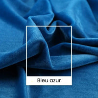 Un gros plan du Tissu velours uni au mètre de Longan Craft France montre un velours bleu aux plis riches. Un rectangle blanc encadre le polyester souple, étiqueté "Bleu azur". Idéal pour l'ameublement, les vêtements ou les projets créatifs. Largeur : 165 cm.