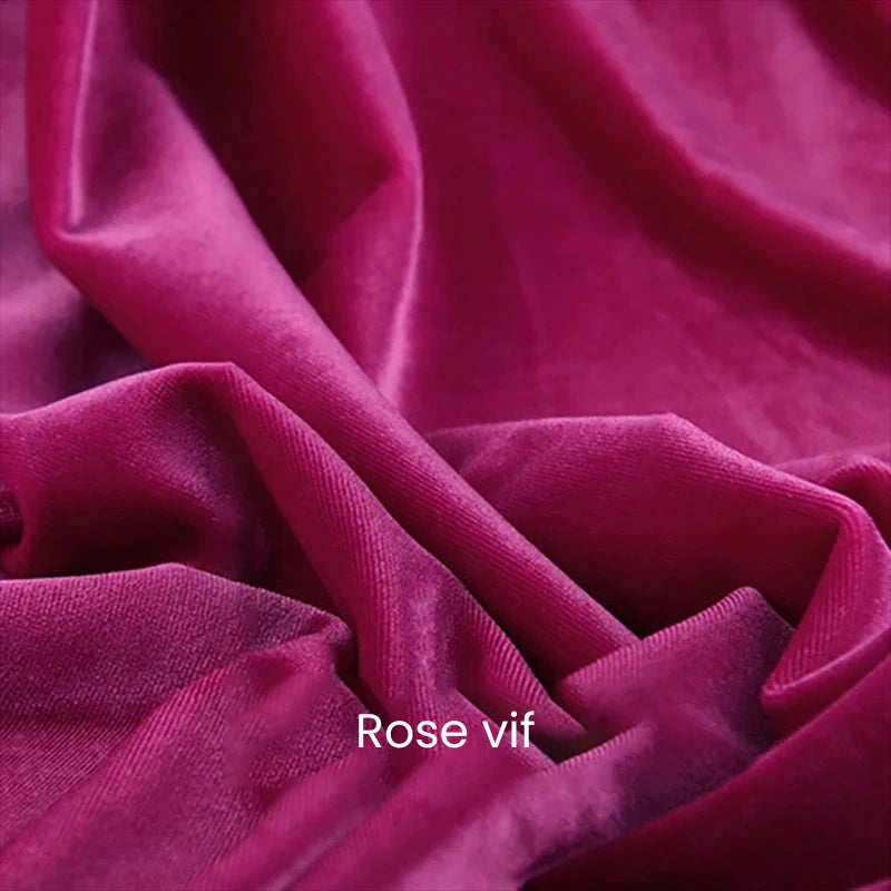 Gros plan sur un tissu velours uni au mètre (Longan Craft France), d'un rose vif et lisse, d'une largeur de 165 cm, avec de légers plis. La mention "Rose vif" apparaît en bas au centre de l'image. Idéal pour la couture, l'habillement et les projets créatifs.