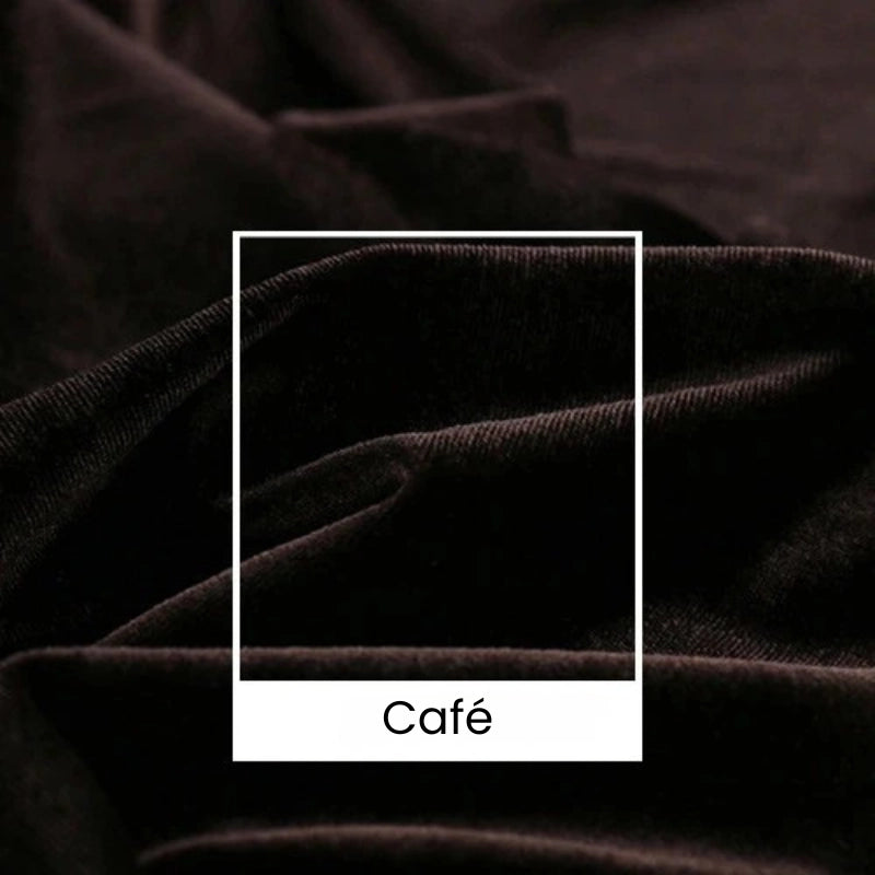 Un gros plan du Tissu velours uni au mètre de Longan Craft France montre un riche velours d'ameublement marron (165 cm de large) avec des plis et une texture visibles, encadré par un rectangle blanc portant l'inscription "Café" en bas au centre.