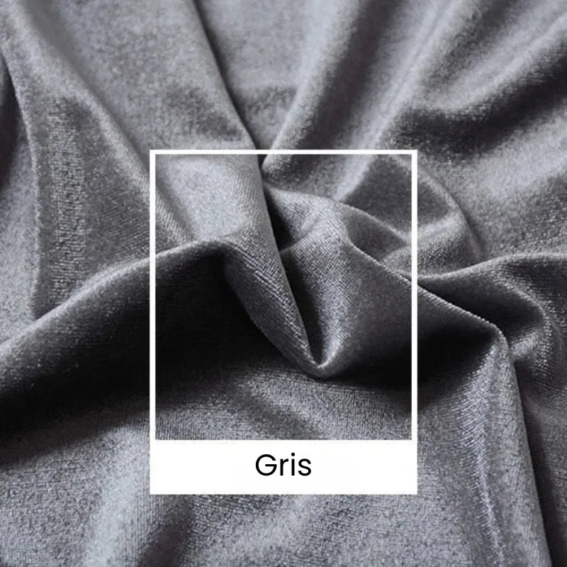 Gros plan sur le tissu velours uni au mètre de Longan Craft France en gris, avec des plis doux. Un rectangle blanc encadre le tissu pelucheux, et la mention "Gris" figure en dessous pour indiquer la couleur. Largeur : 165 cm - idéal pour la couture et les projets créatifs.