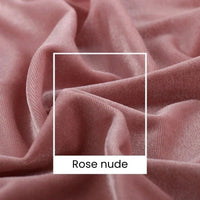 Un gros plan du luxueux tissu velours rose nude de Longan Craft France, Tissu velours uni au mètre (165 cm de large), montre sa texture douce en polyester avec un cadre carré blanc et un texte central en bas.