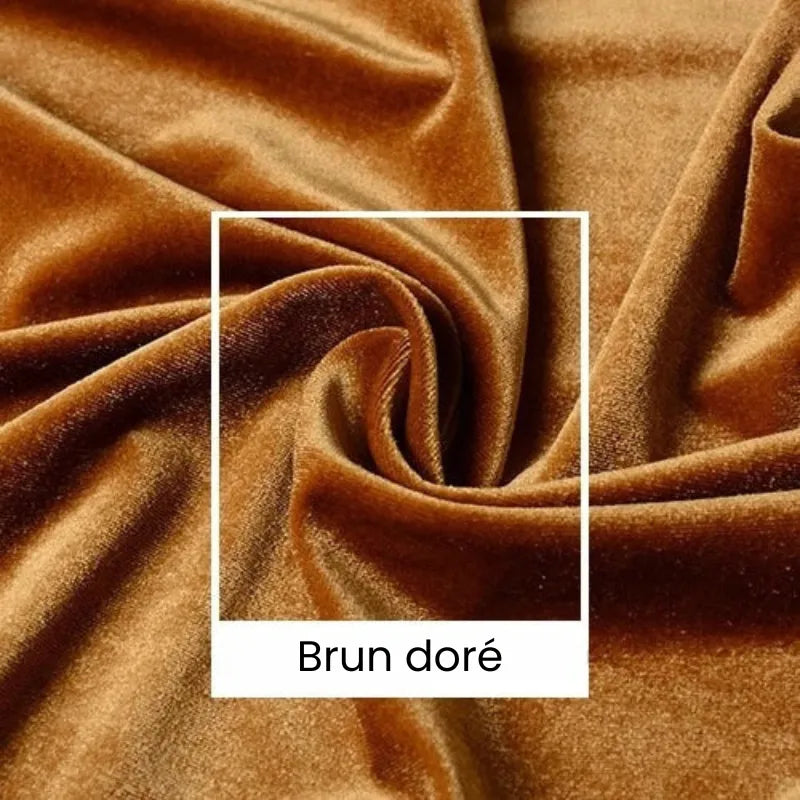 Gros plan sur le tissu velours uni au mètre de Longan Craft France en brun doré, délicatement plié pour montrer sa texture luxueuse. Idéal pour l'ameublement, l'habillement et l'artisanat. Au centre : un rectangle blanc avec la mention "Brun doré" en dessous.