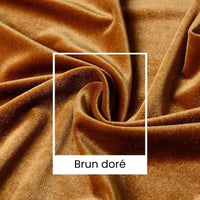 Gros plan sur le tissu velours uni au mètre de Longan Craft France en brun doré, délicatement plié pour montrer sa texture luxueuse. Idéal pour l'ameublement, l'habillement et l'artisanat. Au centre : un rectangle blanc avec la mention "Brun doré" en dessous.