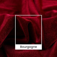 Gros plan sur le tissu d'ameublement Tissu velours uni au mètre (165 cm de large) de Longan Craft France, montrant sa texture luxueuse. Un carré blanc encadre une section étiquetée "Bourgogne".
