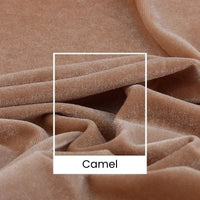 Gros plan sur le velours uni tissu au mètre souple et plié de Longan Craft France en camel marron clair, avec un cadre blanc mettant en évidence une section et "Camel" en bas. Idéal pour la couture, les vêtements et les loisirs créatifs, largeur 165 cm.