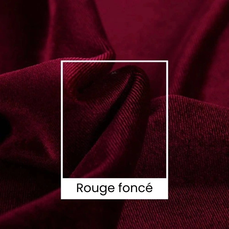 Gros plan sur un tissu en polyester velouté rouge foncé de Longan Craft France, avec un carré blanc en surimpression mettant en évidence une section. Sous le carré, l'étiquette indique "Rouge foncé". Produit : Tissu velours uni au mètre, largeur 165 cm.