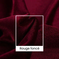 Gros plan sur un tissu en polyester velouté rouge foncé de Longan Craft France, avec un carré blanc en surimpression mettant en évidence une section. Sous le carré, l'étiquette indique "Rouge foncé". Produit : Tissu velours uni au mètre, largeur 165 cm.