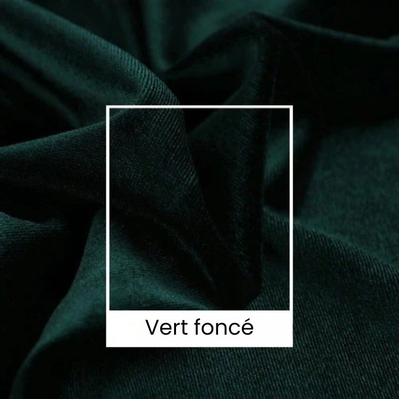 Un gros plan montre le velours vert foncé plié de Longan Craft France, avec un carré blanc soulignant le tissu. En dessous, "Vert foncé" indique la teinte de ce luxueux tissu velours de 165 cm de large uni au mètre pour la couture et la décoration intérieure.