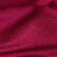 Gros plan sur le tissu flanelle en laine au mètre de Longon Craft France, un tissu uni en laine et polyester à la texture douce et aux plis subtils-matière confortable, idéale pour vêtements d'automne ou déco intérieure.
