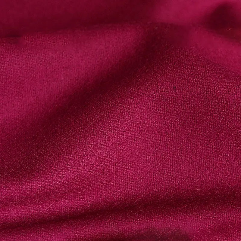 Gros plan sur le tissu flanelle en laine au mètre de Longon Craft France, un tissu uni en laine et polyester à la texture douce et aux plis subtils-matière confortable, idéale pour vêtements d'automne ou déco intérieure.
